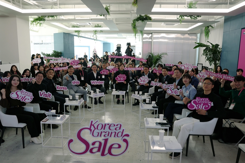 La viceministra de Cultura, Deportes y Turismo, Jang Miran, posa para una foto grupal con los asistentes principales durante la ceremonia de inauguración del Korea Grand Sale en On Dream Society, en Seúl, el 15 de enero.