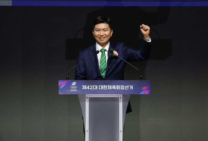 Ryu Seung-min, ex presidente de la Asociación de Tenis de Mesa de Corea, expresa su alegría tras ser elegido presidente del Comité Olímpico y Deportivo de Corea (KSOC), el 14 de enero, en el Olympic Hall del Parque Olímpico, en el distrito de Songpa-gu, Seúl. | Agencia de Noticias Yonhap