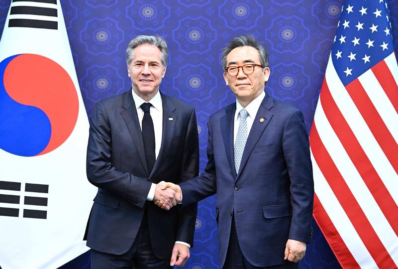 El ministro de Asuntos Exteriores, Cho Tae-yul (derecha), el 18 de marzo de 2023, posa junto al secretario de Estado de Estados Unidos, Antony Blinken, durante una conferencia organizada por la cancillería coreana en el distrito Jongno-gu de Seúl. | Ministerio de Asuntos Exteriores