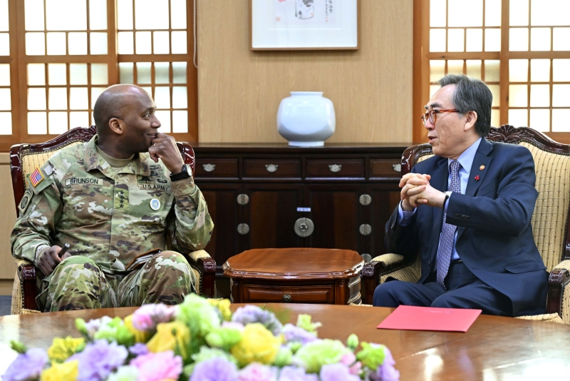 El ministro de Asuntos Exteriores, Cho Tae-yul (derecha), conversa con Xavier Brunson, comandante de Fuerzas Armadas Estadounidenses en Corea (USFK), el 22 de Enero, en la sede del ministerio en el distrito Jongno-gu de Seúl. 