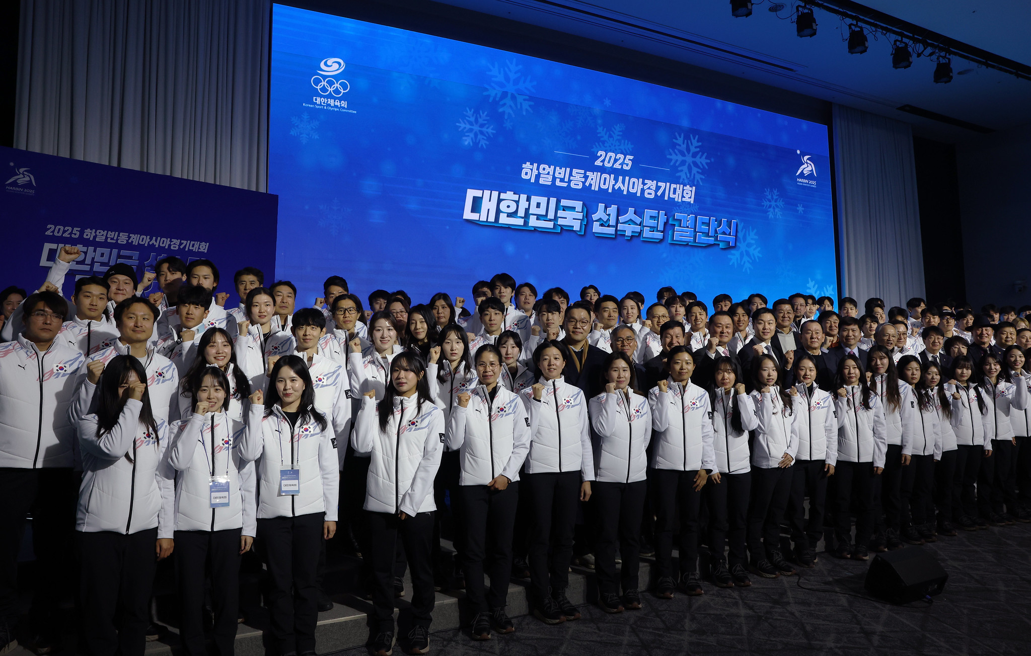 Los asistentes a la ceremonia de presentación del equipo coreano para los Juegos Asiáticos de Invierno Harbin 2025, celebrada el 24 de enero en el hotel Olympic Parktel en el distrito de Songpa-gu, Seúl, posan para una fotografía.