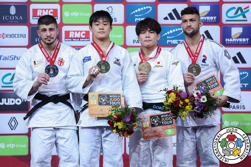 Kim Jonghoon (segundo por la izquierda) muestra su medalla de oro tras proclamarse campeón en la categoría masculina de 90 kg en el Grand Slam de la FIJ de París, junto a los otros medallistas de su división en la entrega de medalla el 2 de febrero.