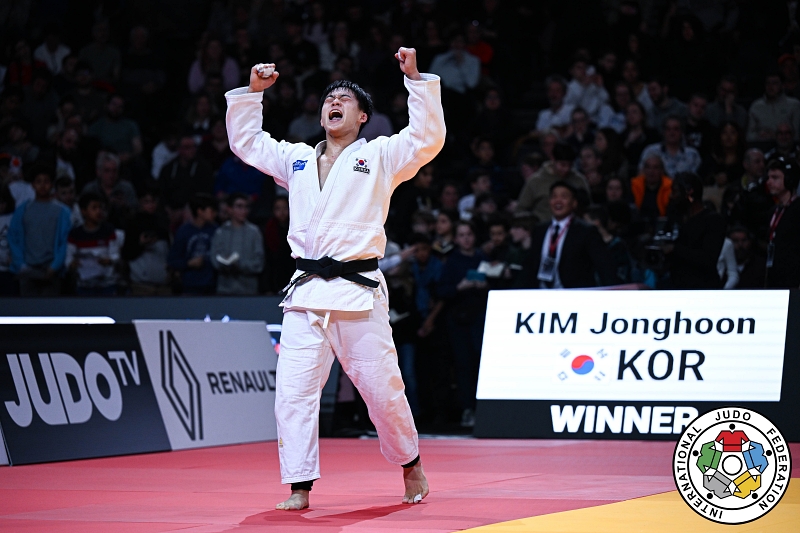 El yudoista coreano Kim Jonghoon celebra tras vencer al georgiano Luka Maisuradze en la final masculina de 90 kilogramos del Grand Slam de París de la Federación Internacional de Yudo (FIJ), celebrado el 2 de febrero (hora local) en la capital francesa. | FIJ