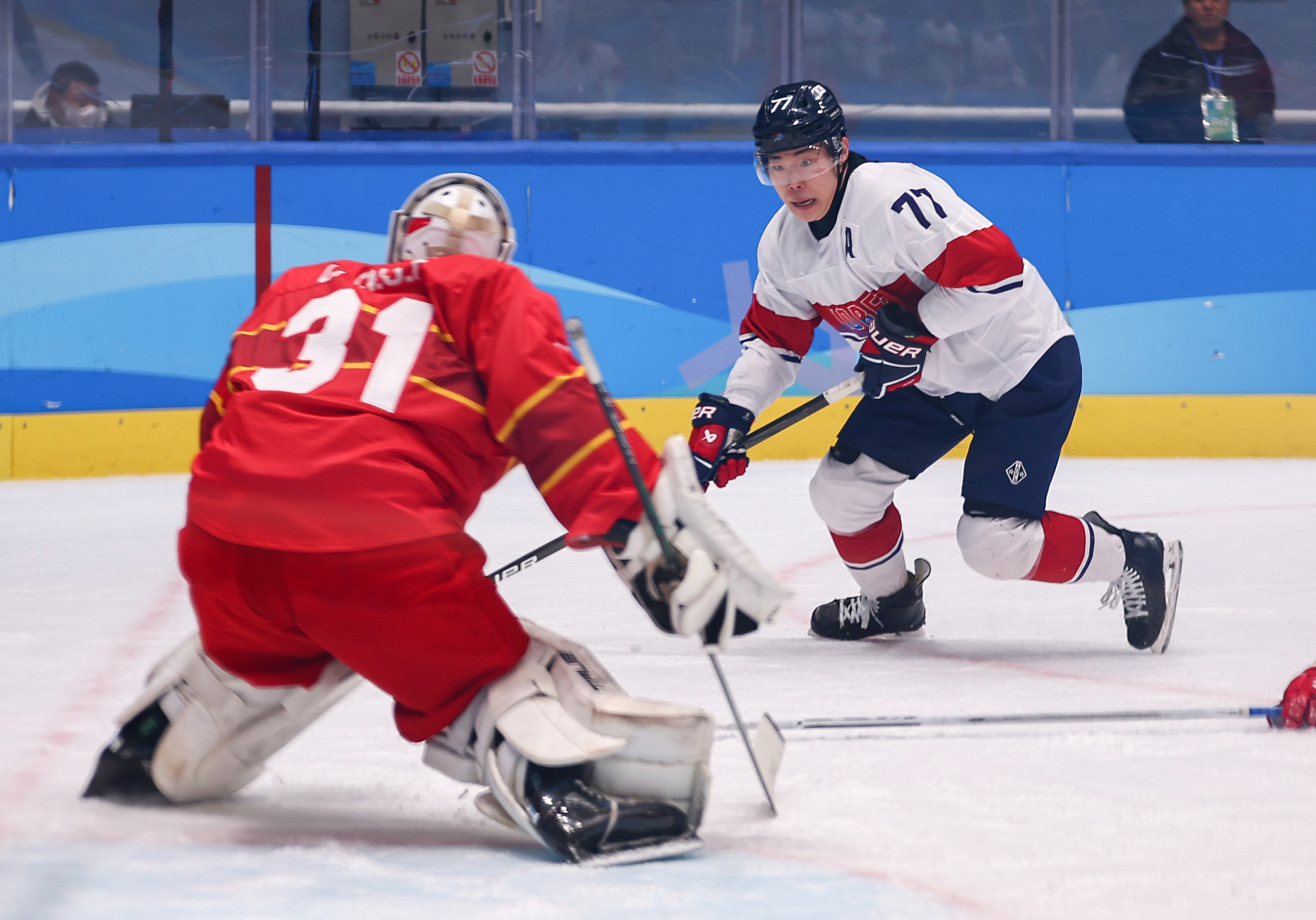 Lee Chongmin espera para chutar a la portería de China durante el partido de clasificación del Grupo A de hockey sobre hielo de los Juegos Asiáticos de Invierno de 2025 disputado en el Harbin Ice Hockey Arena el 4 de febrero. | Agencia de Noticias Yonhap