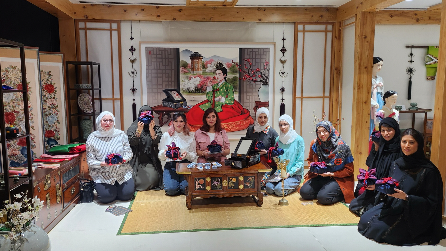 La exposición 'El maquillaje de la princesa Hwahyeop', inaugurada el 29 de enero en el Centro Cultural Coreano de los Emiratos Árabes Unidos, ofrece una visión detallada de la vida y la cultura de las mujeres en la corte real de la dinastía Joseon (1392-1910). | Universidad Nacional del Patrimonio de Corea