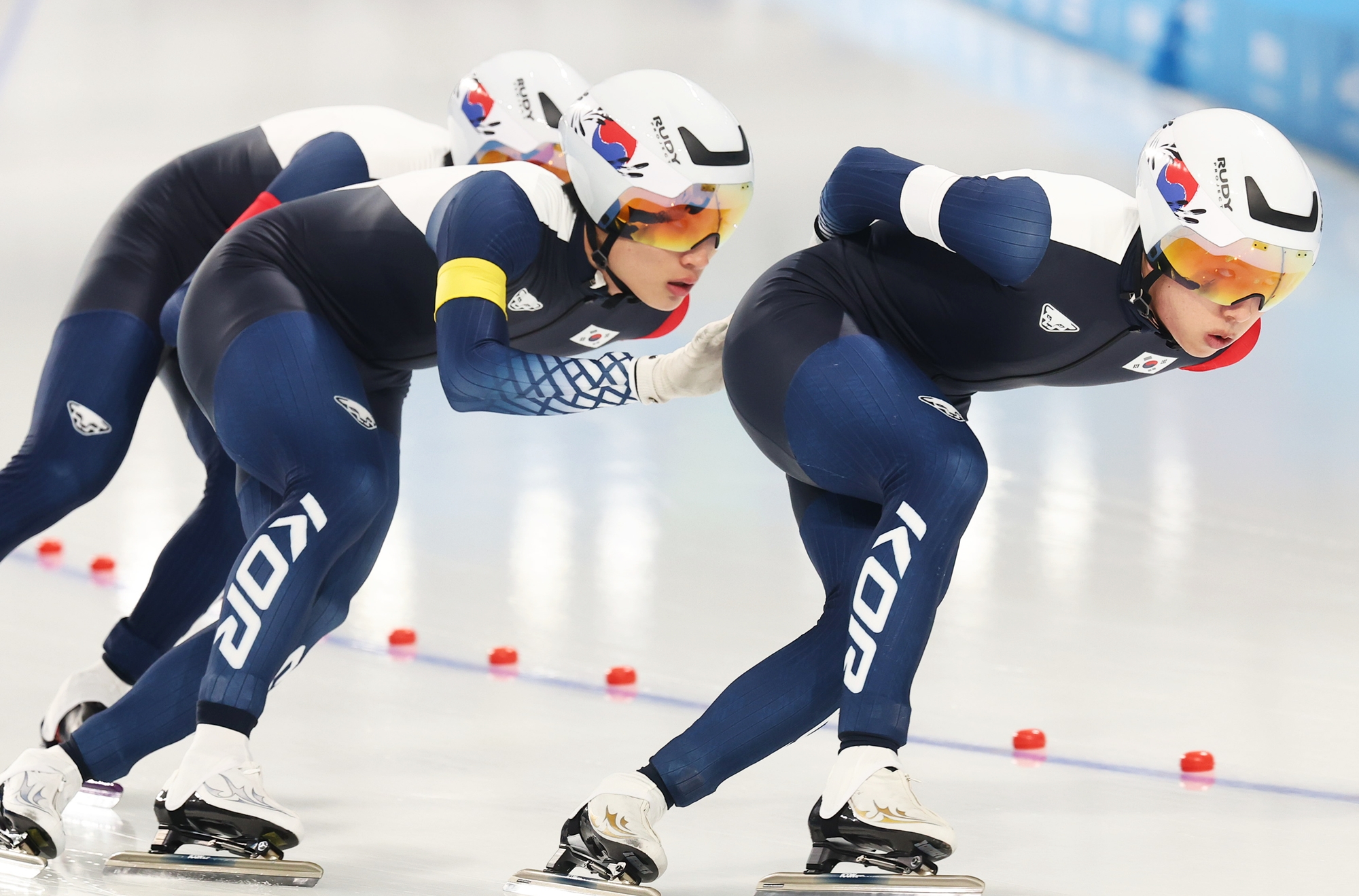 El trío de patinadores de velocidad formado por Chung Jae Won, Park Sangeon y Lee Seung Hoon compite el 11 de febrero en el esprint por equipos masculino en el Óvalo de Patinaje de Velocidad del Centro de Entrenamiento de Pruebas sobre Hielo de Heilongjiang, en Harbin, China. 