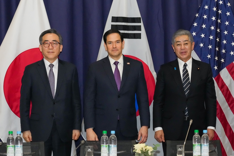 El ministro de Asuntos Exteriores de Corea, Cho Tae-yul (izquierda), posa con su homólogo estadounidense, Marco Rubio, y su homólogo japonés, Takeshi Iwaya, durante una reunión tripartita celebrada en Múnich el 15 de febrero.| Ministerio de Asuntos Exteriores