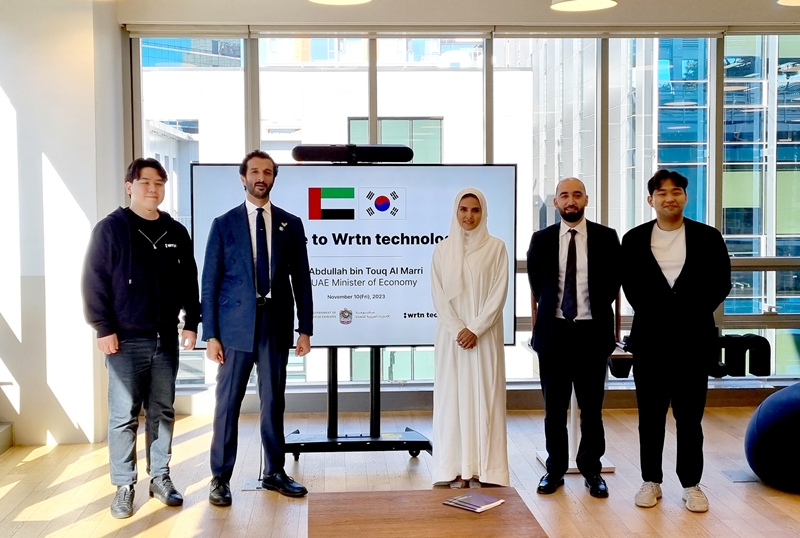 El director de Wrtn, Lee Seyoung (primero a la izquierda), posa con una delegación empresarial de los Emiratos Árabes Unidos en la oficina de Wrtn en el distrito de Gangnam de Seúl, el 10 de noviembre de 2023. 