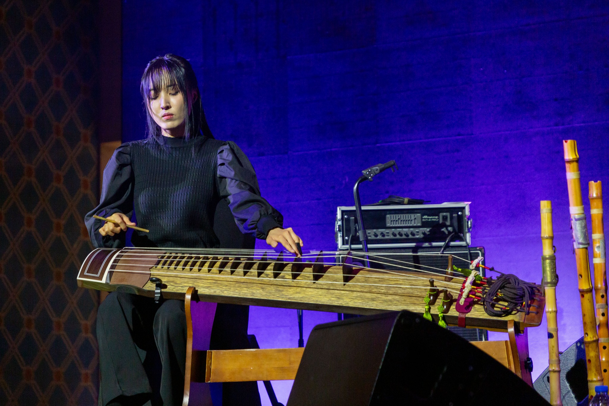 Una miembro de la banda de música coreana fusión Coreyah toca un gayageum (cítara tradicional corena) en la 2024 Korea Season en Abu Dabi el 6 de diciembre de 2024.