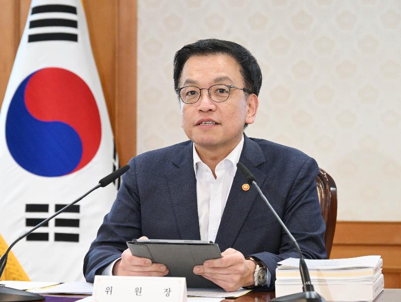 El presidente en funciones Choi Sang Mok habla durante la 52ª reunión del Consejo de Cooperación Internacional para el Desarrollo, celebrada el 20 de febrero en el complejo gubernamental de Seúl en el distrito de Jongno-gu, Seúl. | Ministerio de Economía y Finanzas 