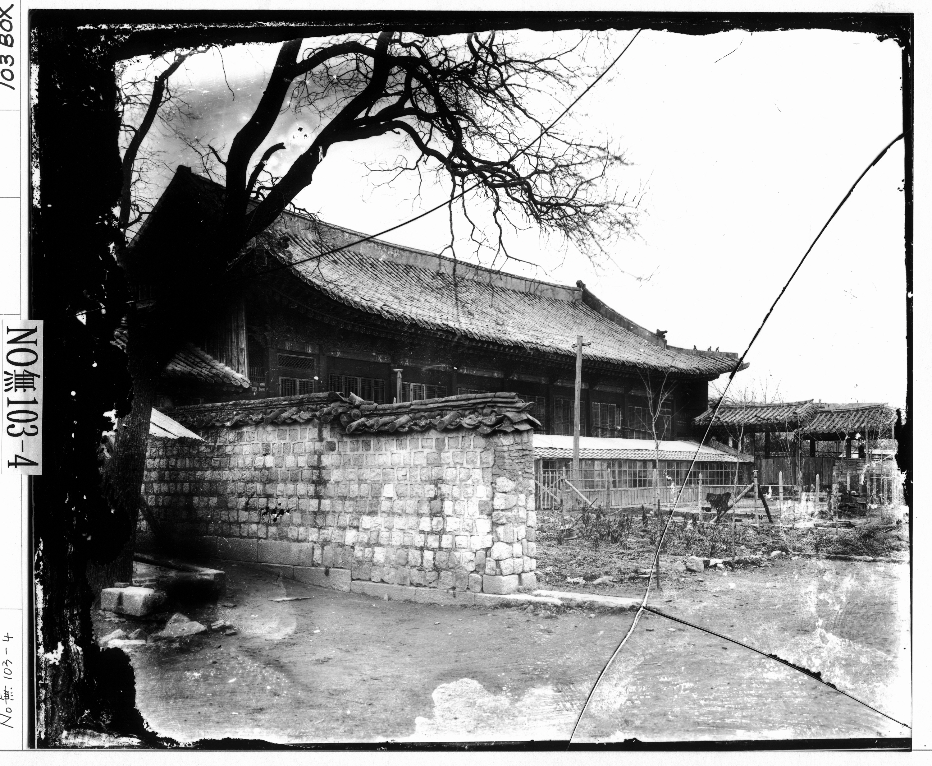 Se muestra el edificio Seonwonjeon del palacio Gyeongbokgung, construido en 1868, donde colgaba el letrero presentado el 27 de febrero. | Museo Nacional de Corea