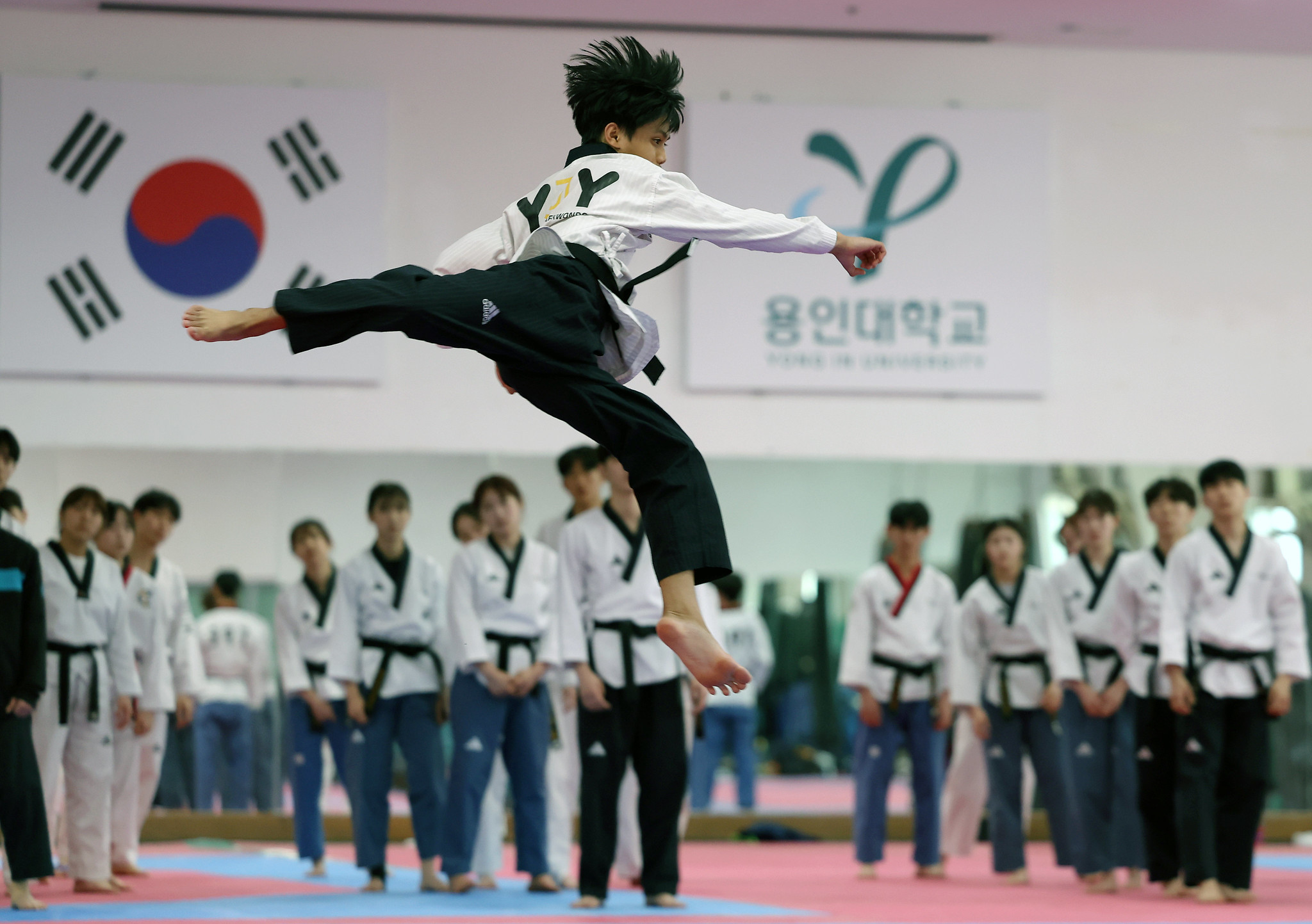 Byeon Jae-young, de 16 años, salta en el aire el 25 de febrero mientras hace una demostración en la sala de prácticas de taekwondo de la Universidad Yong In, en Yongin, provincia de Gyeonggi-do. | Lee Jun Young, Korea.net