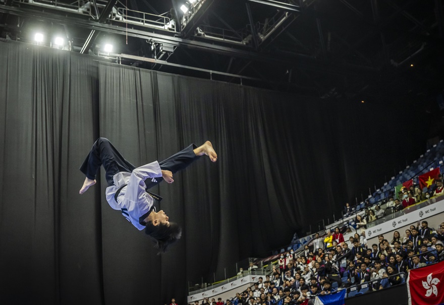 Byeon Jae-young, de 16 años, demuestra una patada acrobática en la final de poomsae libre sub-17 de los Campeonatos Mundiales de Taekwondo Poomsae en Hong Kong, el 1 de diciembre de 2024.