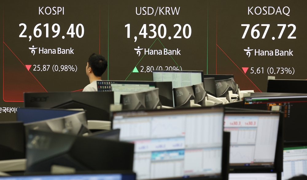 La foto muestra la sala de operaciones del Hana Bank en el distrito de Jung-gu, Seúl, el 25 de febrero. | Agencia de Noticias Yonhap