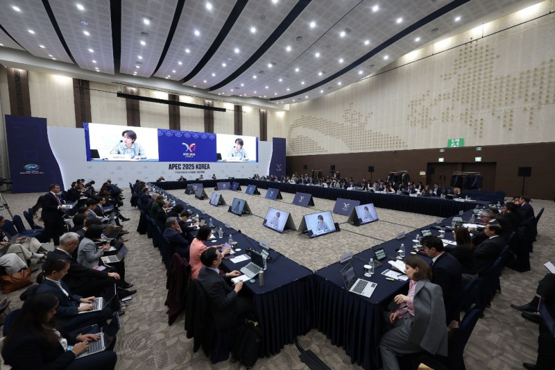 La foto muestra la primera reunión de altos funcionarios del Foro de Cooperación Económica Asia-Pacífico (APEC), celebrada en Gyeongju, provincia de Gyeongsangbuk-do, del 24 de febrero al 9 de marzo, que contó con la propuesta de Corea, país anfitrión, de abordar como temas centrales la cooperación en inteligencia artificial (IA) y las respuestas a los cambios demográficos. | Ministerio de Asuntos Exteriores