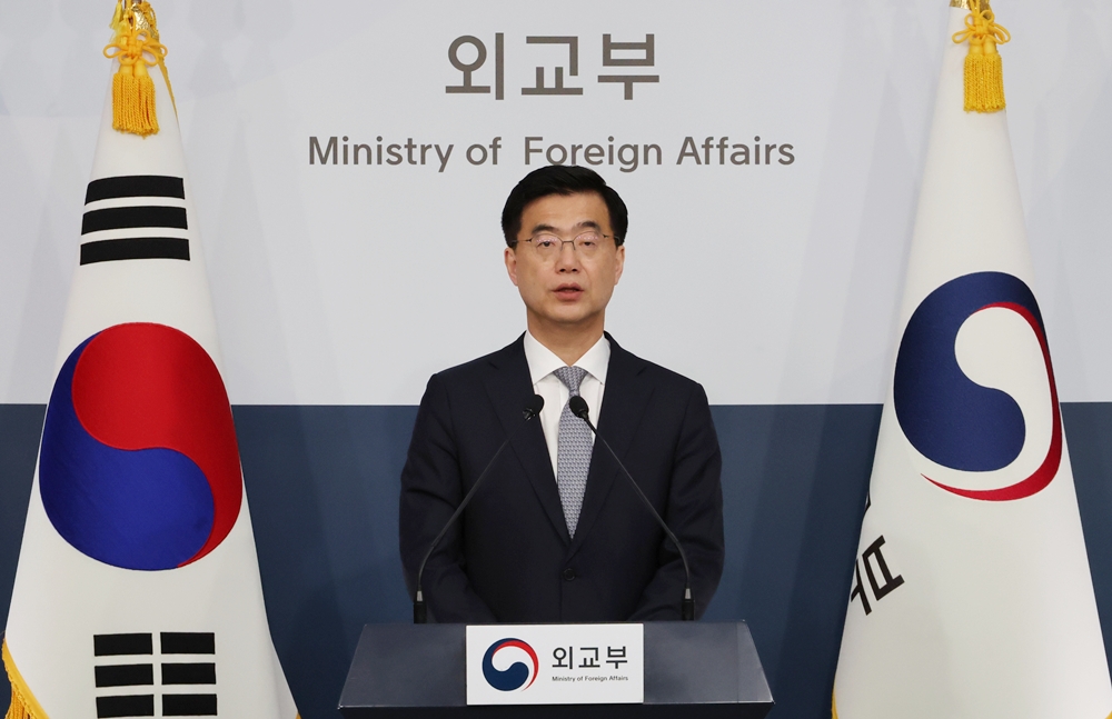 El portavoz del Ministerio de Asuntos Exteriores, Lee Jae-woong, ofrece una rueda de prensa en el complejo cubernamental de Seúl, en el distrito capitalino de Jongno-gu, el 11 de marzo.