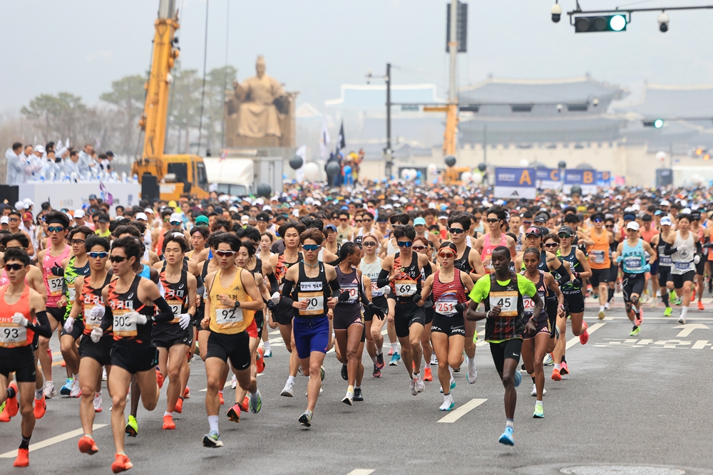 La foto muestra a los participantes del Maratón de Seúl 2024 en la plaza Gwanghwamun de Seúl, el 17 de marzo de 2024. | Agencia de Noticias Yonhap