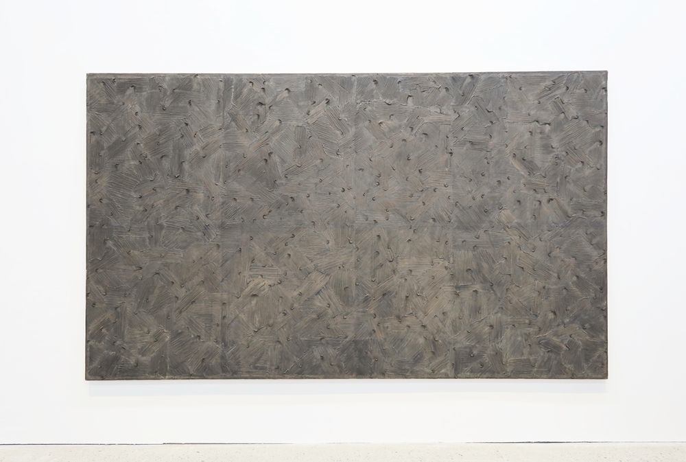 Obra 'Ecriture No.355-86' (1986) de Park Seobo, creada raspando y empujando pigmento sobre una superficie negra. | Charles Audouin