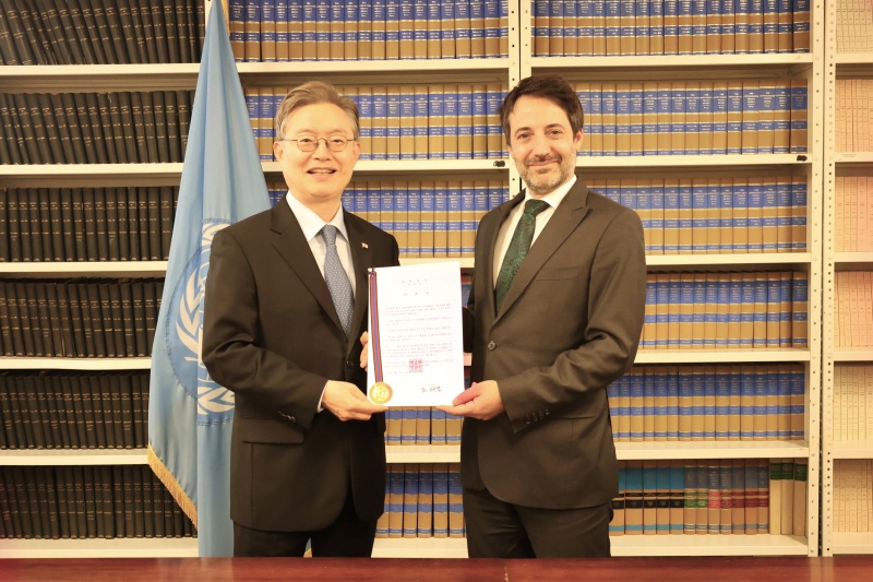 El embajador de Corea ante las Naciones Unidas, Hwang Joon-kook (izda.), entrega a David Nanopoulos, jefe de la Sección de Tratados de la ONU, el instrumento de ratificación del Acuerdo relativo a la Conservación y el Uso Sostenible de la Diversidad Biológica Marina de Áreas Fuera de la Jurisdicción Nacional, el 19 de marzo (hora local), en Nueva York, Estados Unidos. | Ministerio de Océanos y Pesca