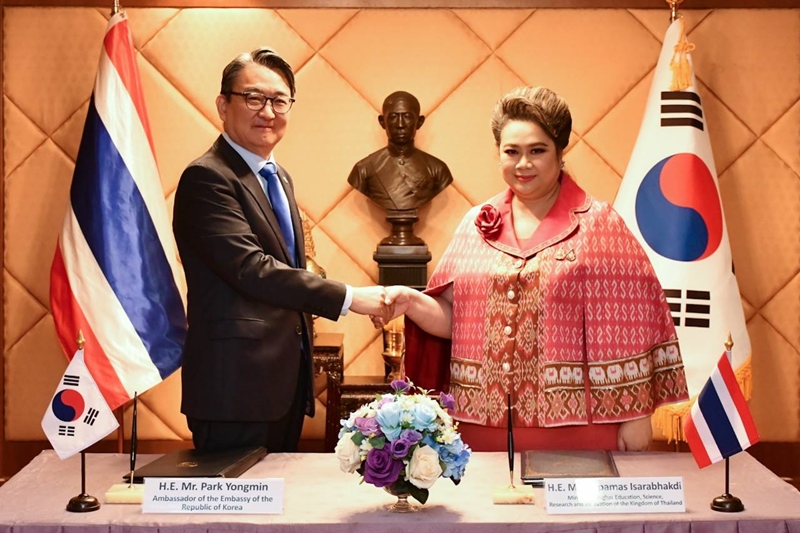 El embajador de Corea ante Tailandia, Park Yongmin (izquierda), posa con la ministra tailandesa de Educación Superior, Ciencia, Investigación e Innovación, Supamas Isarabhakdi, el 21 de marzo, en Bangkok, Tailandia, en la ceremonia de firma de un acuerdo bilateral de cooperación para el uso pacífico de la energía nuclear.