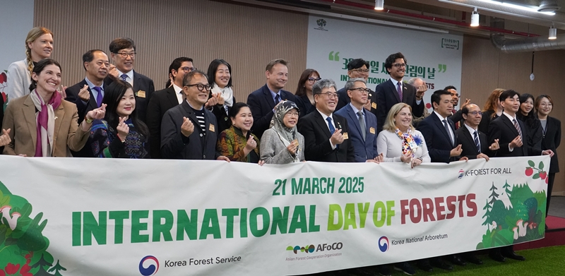 Los representantes de Corea y de 18 pa&iacute;ses participan en la ceremonia del 'D&iacute;a Internacional de los Bosques', el 21 de marzo, en el Arboreto Nacional de Corea, en Pocheon, donde se present&oacute; oficialmente la marca 'K-Forest for All'. | Servicio Forestal de Corea