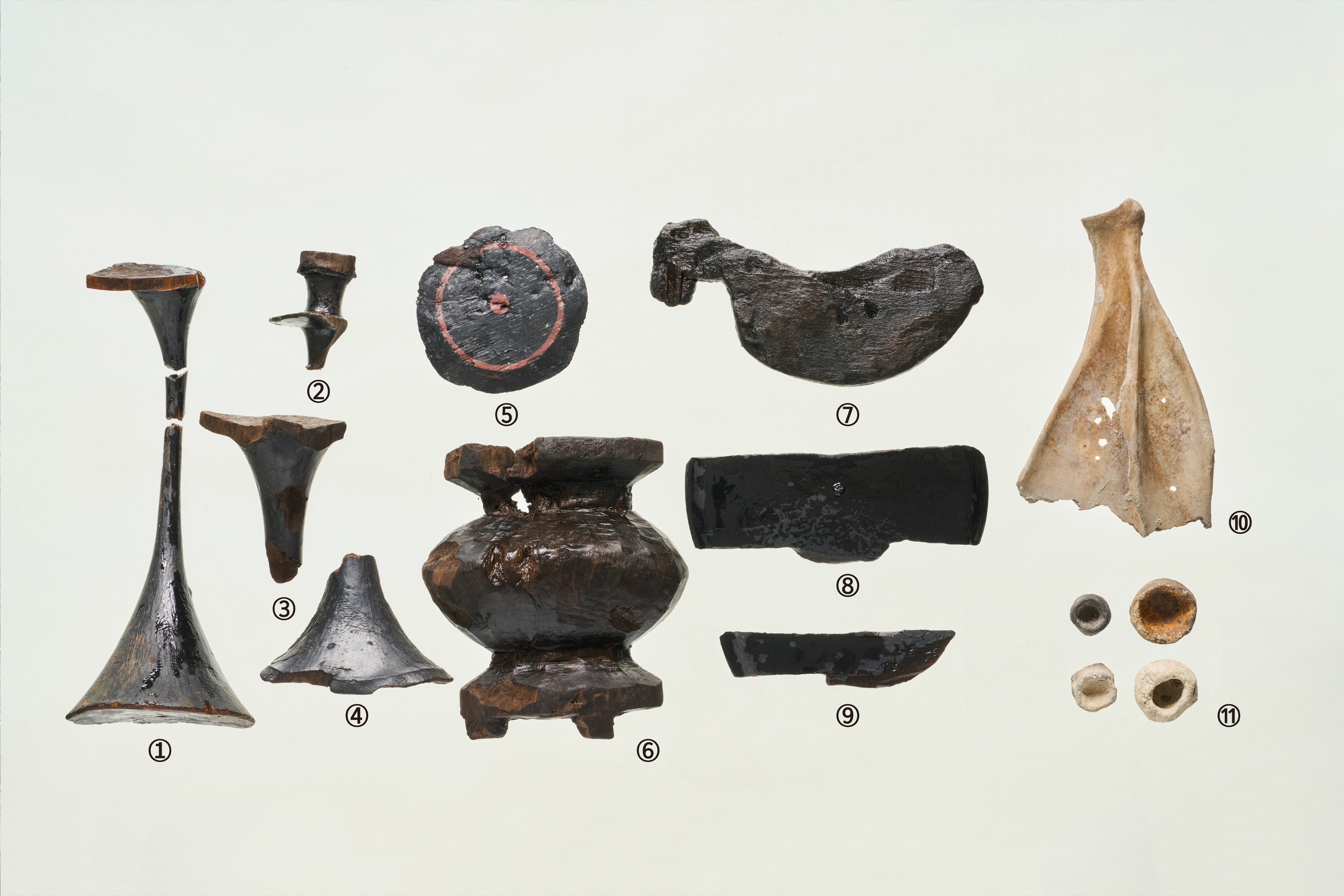 El Servicio de Patrimonio de Corea dio a conocer, el 24 de marzo, un total de 15 vasijas rituales lacadas encontradas durante la décima excavación de un sitio arqueológico en el barrio 0de Bonghwang-dong , en la ciudad de Gimhae, provincia de Gyeongsangnam-do.  