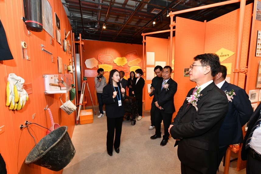 ▲El jefe del Servicio de Patrimonio de Corea, Choi Eung-chon (derecha), examina el 24 de marzo las herramientas de excavación y la ropa utilizadas por los arqueólogos en unas instalaciones recién inauguradas en el antiguo túnel de Mogok, en el condado de Haman-gun, provincia de Gyeongsangnam-do.