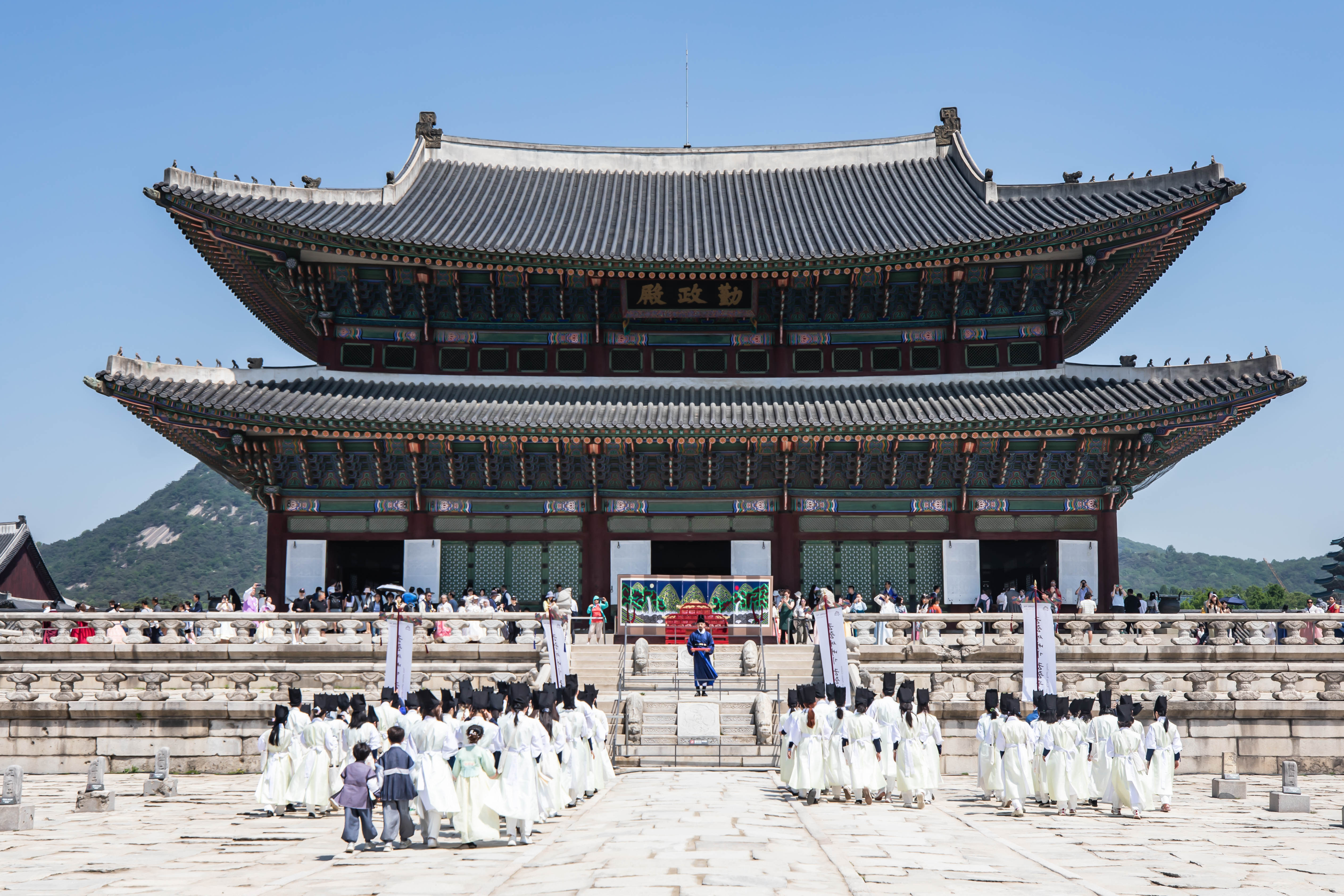 La foto muestra a los participantes vestidos con hanbok durante un programa del Festival de la Cultura Real, celebrado en mayo de 2024 en el palacio Gyeongbokgung, en el distrito Jongno-gu de Seúl. El evento presentó escenas de la vida cotidiana de la corte, como la gastronomía real, artes marciales, danza y pintura de la época del rey Sejong el Grande, de la dinastía Joseon (1392–1910). | Agencia de Patrimonio de Corea