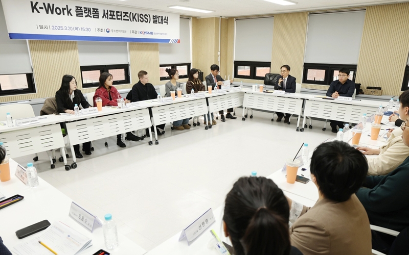 Una ceremonia de lanzamiento para los promotores de la plataforma K-Work se lleva a cabo el 20 de marzo en el Edificio Hanmaru, en el distrito Yeongdeungpo-gu de Seúl. La foto muestra a Cho Han Gyo (segundo desde la derecha), vicepresidente de la División de Desarrollo de Fuerza Laboral de la Agencia para Pymes y Empresas Emergentes de Corea (KOSME), explicando el funcionamiento de la plataforma. | Lee Jung-woo 