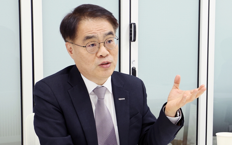 Cho Han Gyo, vicepresidente de la División de Desarrollo de Fuerza Laboral de la KOSME, conversa con el equipo de Korea.net el 20 de marzo sobre el funcionamiento y proyección de la plataforma K-Work, antes de la ceremonia de lanzamiento de sus promotores en Seúl. | Lee Jung-woo