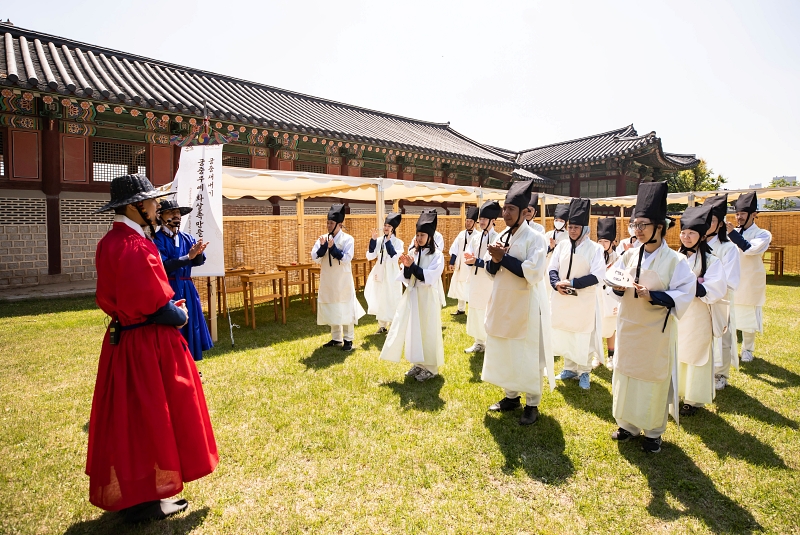 La foto muestra a los participantes durante el programa 'Viaje en el tiempo con Sejong', celebrado en la edición 2024 del Festival de la Cultura Real de Primavera en el palacio Gyeongbokgung. | Sitio web oficial del festival