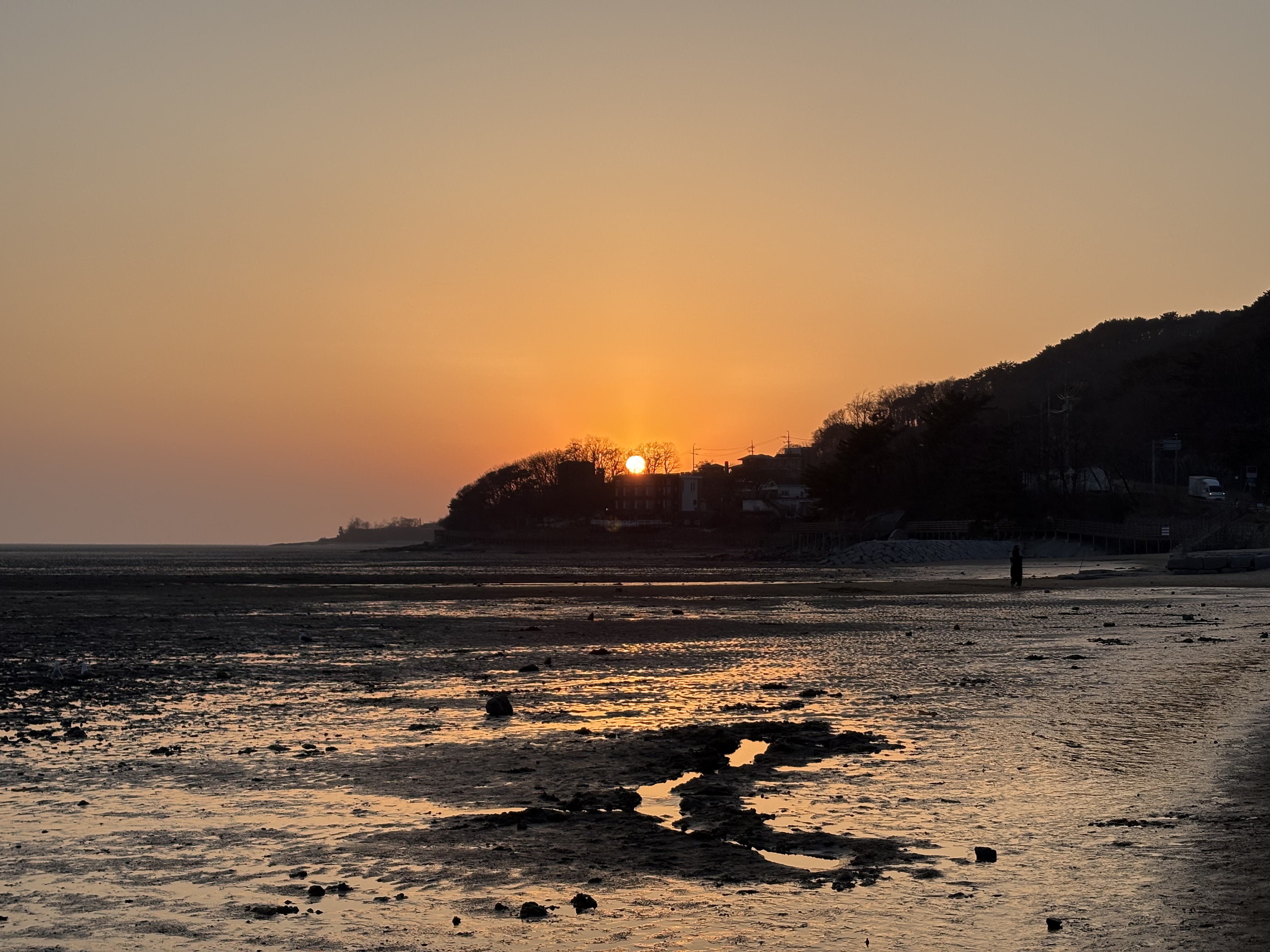Atardecer en la playa Dongmak de la isla Ganghwado.