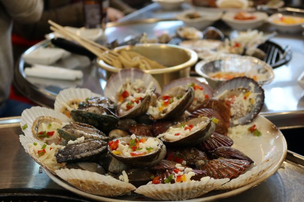 Cerca de la playa, cenamos un clásico de la costa coreana: parrillada de mariscos. El sabor intenso del mar y el ambiente relajado completaron la experiencia.