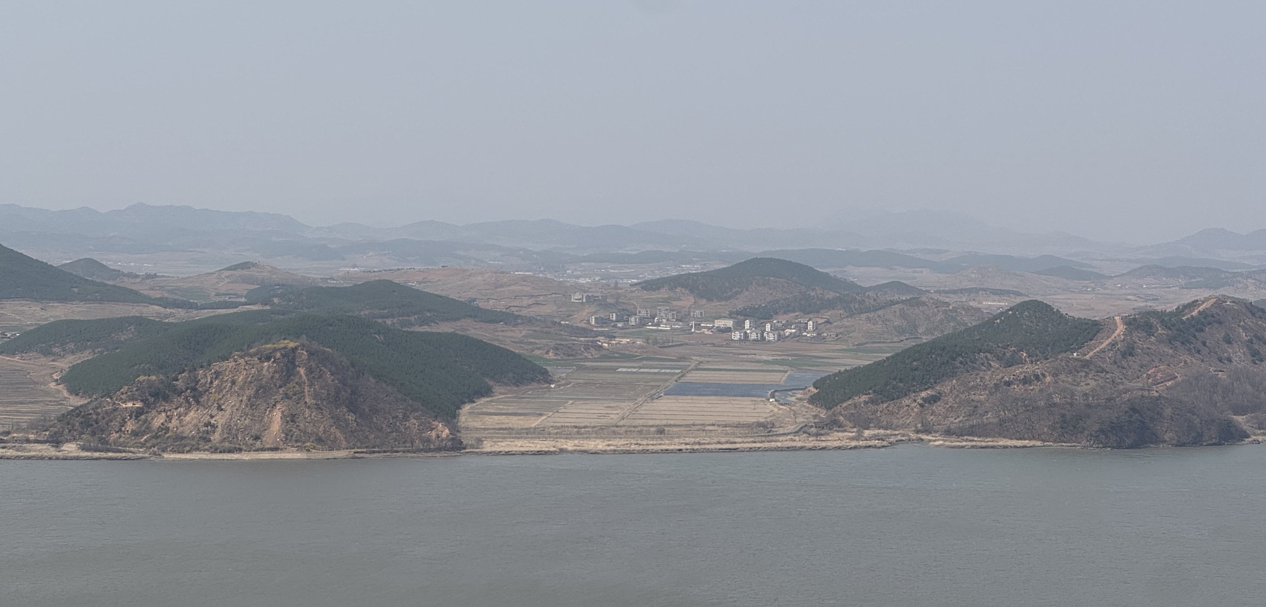 Se muestra una vista de Gaepung, Corea del Norte, desde el mirador del pico Aegibong, en Gimpo. En días nublados, se pueden usar telescopios con realidad aumentada para observar mejor la región.