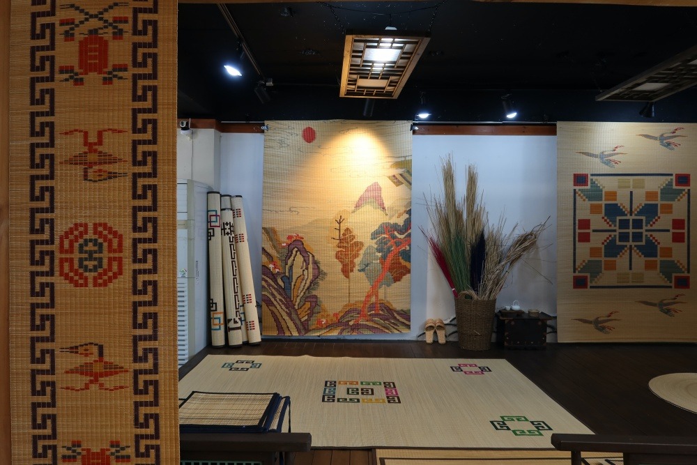 Se muestran unos tapices hwamunseok en el taller Ganghwadoryeong Hwamunseok, en la isla Ganghwado.