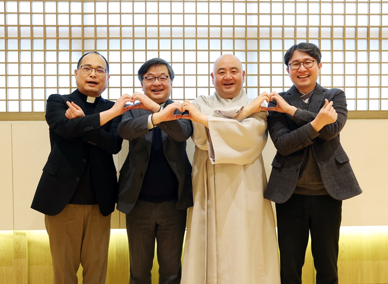 Los integrantes del cuarteto Mannam posan formando corazones con las manos tras su entrevista con Korea.net, el 9 de abril en Seúl.