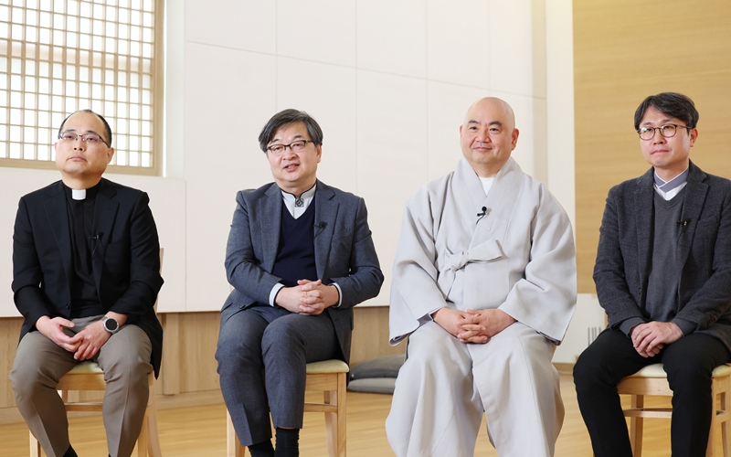Los miembros del cuarteto Mannam durante su entrevista con Korea.net, el 9 de abril en Seúl. De izquierda a derecha: el padre Ha Sung Yong, el pastor Kim Jin, el monje Sung Jin y el líder religioso Park Sewoong.