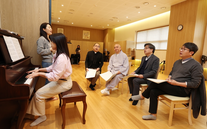 El cuarteto Mannam ensaya, el 9 de abril, en una sala de oración del templo de budismo Won, en el distrito de Dongjak, en Seúl. 