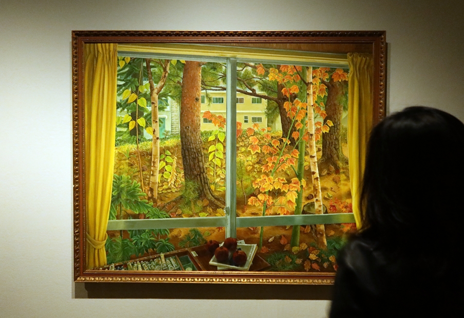 Una periodista observa una obra del pintor Kim Chongnam durante una visita de prensa por la inauguración de la exposición 'Surrealismo y arte moderno coreano' en la sede del museo nacional ubicada en el palacio Deoksugung, Seúl, el 16 de abril. | Charles Audouin 