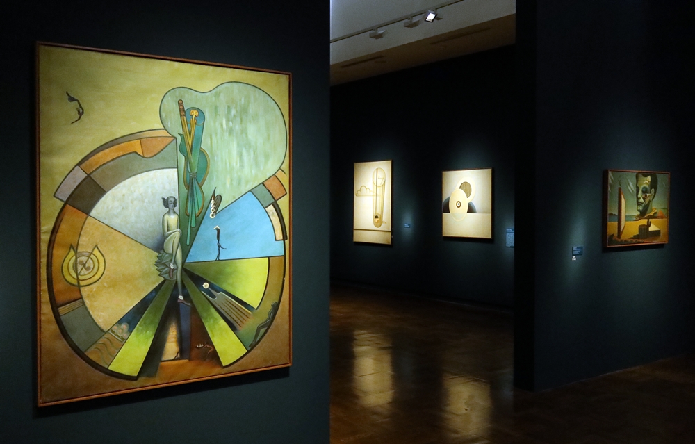 Se muestran unas obras de Kim Younghwan exhibidas en la exposición 'Surrealismo y arte moderno coreano'. | Charles Audouin