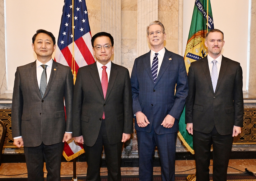 El viceprimer ministro y ministro de Economía y Finanzas, Choi Sang-mok (segundo desde la izquierda), posa junto con el ministro de Comercio, Industria y Energía, Ahn Dukgeun (izquierda), el secretario del Tesoro de EE. UU., Scott Bessent (tercero desde la izquierda), y el representante comercial de Estados Unidos, Jamieson Greer, durante su reunión '2+2' celebrada el 24 de abril (hora local) en el Departamento del Tesoro en Washington D.C. | Ministerio de Economía y Finanzas de Corea