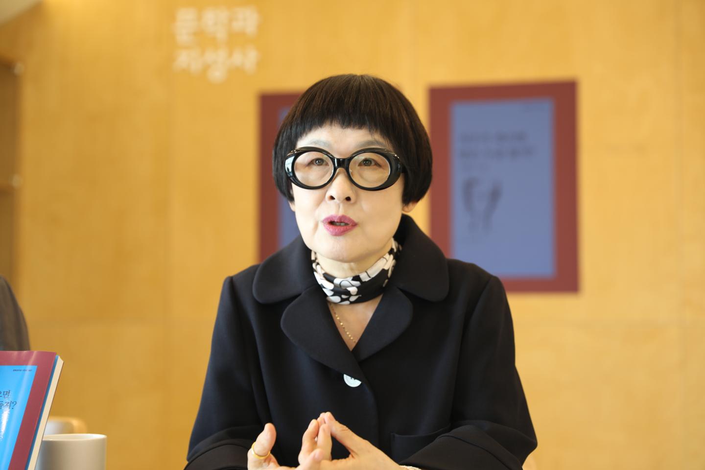 La foto muestra a la poeta coreana Kim Hyesoon, quien fue nombrada miembro honoraria extranjera de la Academia Estadounidense de Artes y Ciencias, el 23 de abril (hora local). | Moonji Publishing