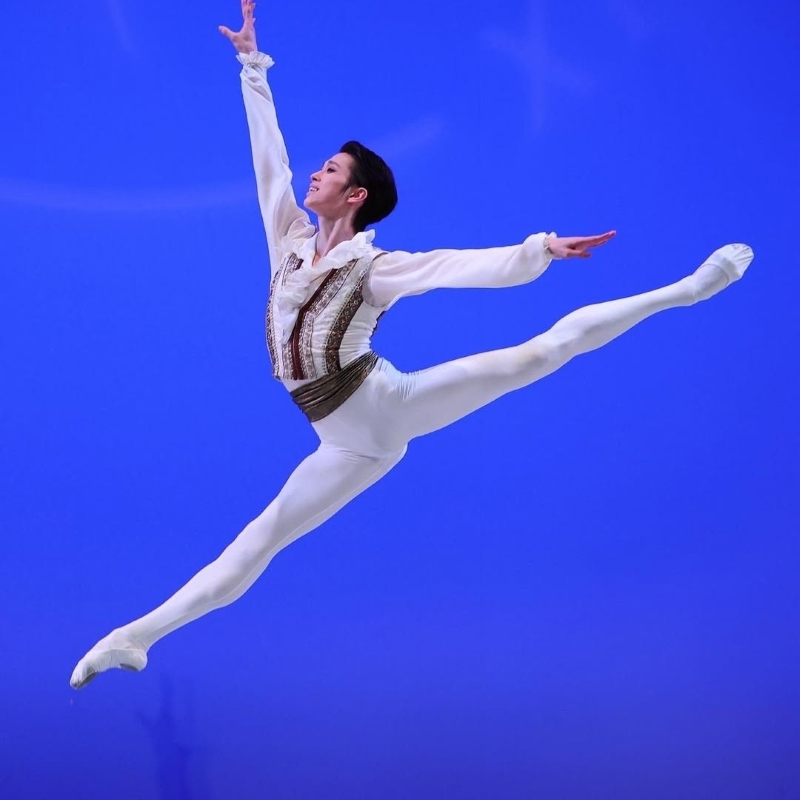 El bailarín coreano Jeon Minchul ejecuta un gran salto durante su actuación en el Youth America Grand Prix, celebrado en Tampa, Florida, Estados Unidos. Jeon obtuvo el máximo galardón el 27 de abril (hora local) en el certamen. | Cuenta oficial de Youth America Grand Prix en Instagram