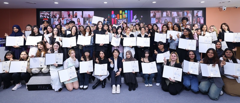 La directora general de la Oficina de Relaciones Públicas Globales del Ministerio de Cultura, Deportes y Turismo, Chae Su-hee, (sentada octava desde la izquierda en la primera fila), posa junto con los K-influencers de este año durante la ceremonia de nombramiento celebrada el 29 de abril en el KOCIS Center, en el distrito de Jung-gu de Seúl.