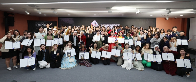La promoción 2025 de Reporteros Honorarios de Korea.net posa para fotos el 30 de abril durante su ceremonia de incorporación, organizada en el Centro de KOCIS (Servicio de Cultura e Información de Corea) en el distrito Jung-gu de Seúl.