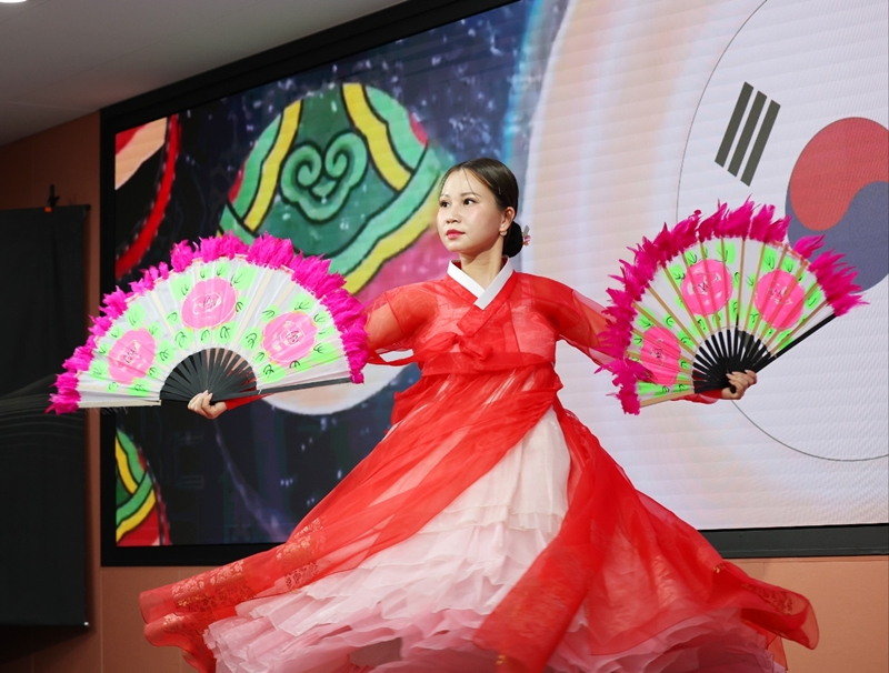 Un Reportero Honorario de Vietnam realizó el 30 de abril una danza fusión que combinaba elementos de la danza tradicional coreana y vietnamita para animar la ceremonia de incorporación de la promoción de este año en el Centro de KOCIS, distrito Jung-gu de Seúl.