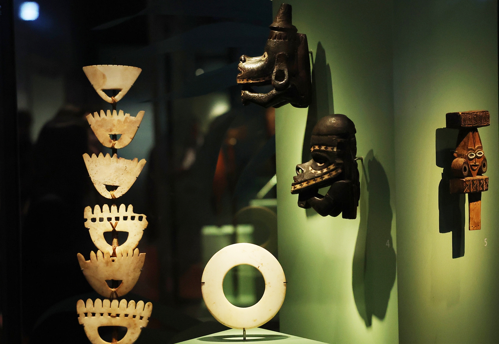 Una rueda de prensa para la exposición especial 'Mana Moana: Artes del Gran Océano, Oceanía', organizada conjuntamente por el Museo Nacional de Corea y el Museo Quai Branly - Jacques Chirac de Francia, se celebró el 29 de abril en la sala especial 2 del museo coreano, en el distrito Yongsan-gu de Seúl. En la imagen, la figura nguzunguzu (centro), una talla de proa de canoa. | Lee Jeongwoo