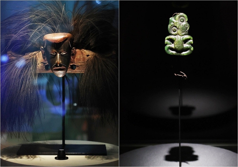 Escultura dogai de proa de canoa (izquierda) y colgante hei tiki de jade, presentes en la exposición.