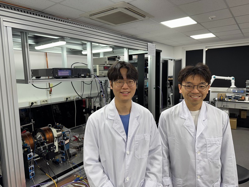 La foto muestra al Dr. Song Moojune y el profesor Kim Kab-Jin, del Instituto Avanzado de Ciencia y Tecnología de Corea (KAIST),  dos de los integrantes del equipo de investigación conjunto con Estados Unidos que lideró el estudio. | KAIST 