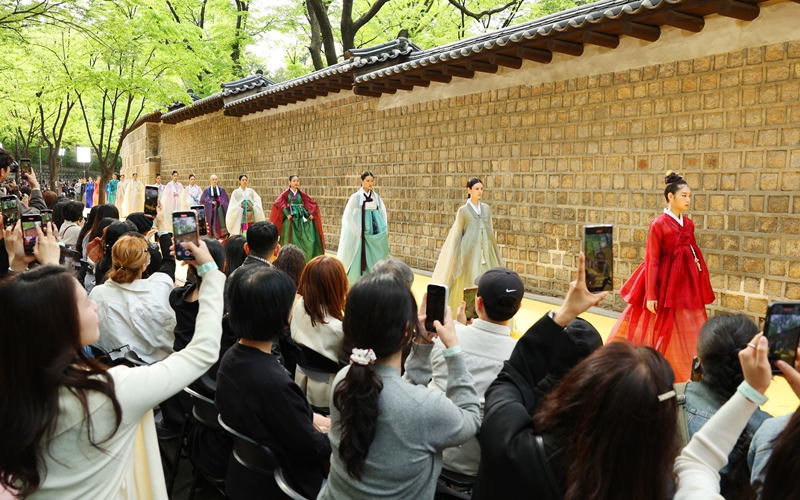 Seodamhwa, una marca de hanbok cuyo nombre significa literalmente 'armonía capturada de manera lenta', fusiona colores inspirados en la naturaleza con tejidos tradicionales para mostrar la gracia y la belleza sutil de los trajes. La marca participó en el Hanbok Culture Exchange Fashion Show del año pasado, organizado por el Ministerio de Cultura, Deportes y Turismo.